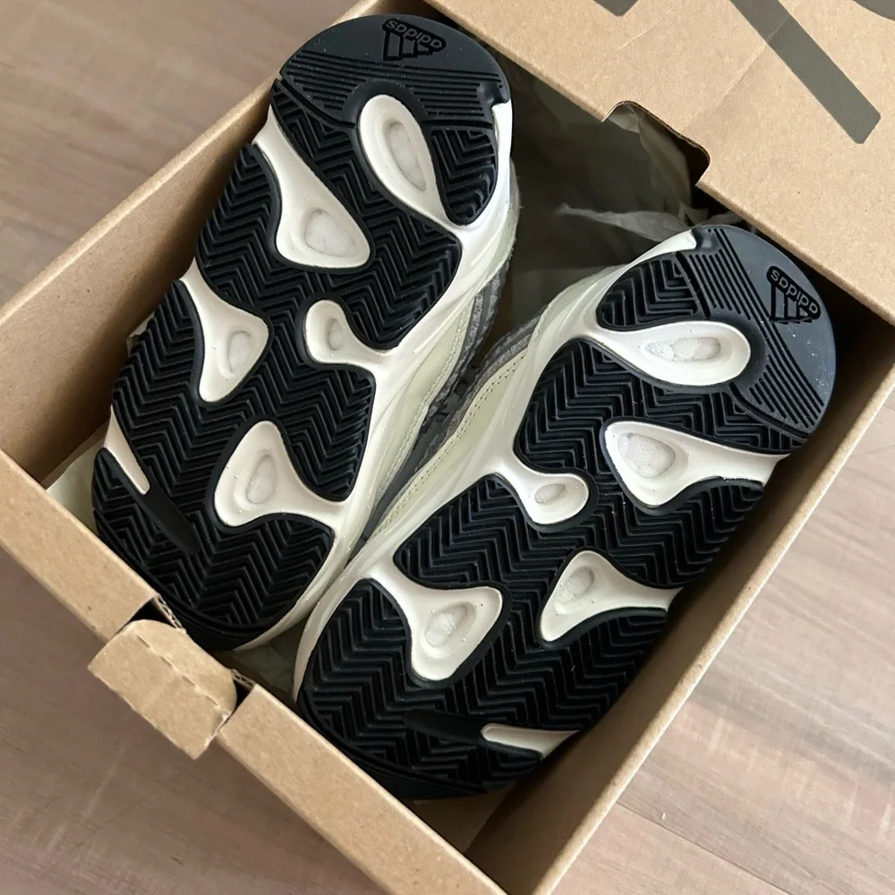Yeezys boost 700 v2 infant sneakers - Picture 4 of 4